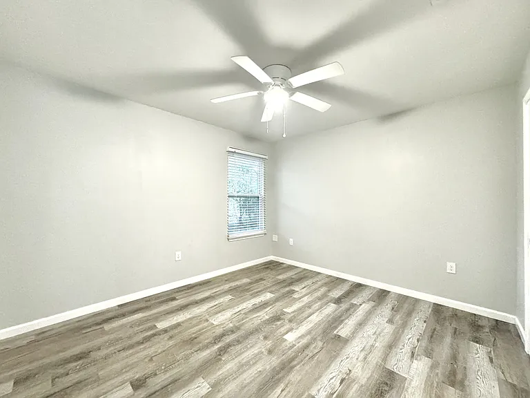 704 E Chestnut Ave — Photo 16