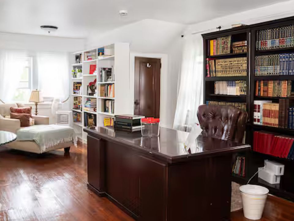1st image of 940 Wootton St Floor 2