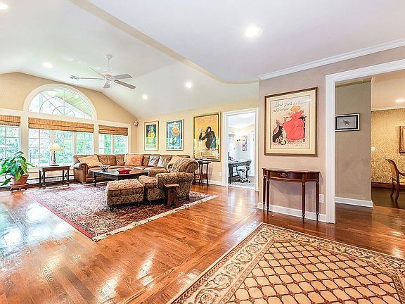 5th image of 10 Orchard Dr