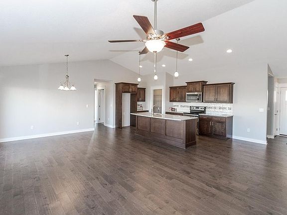5th image of 319 33rd St SE