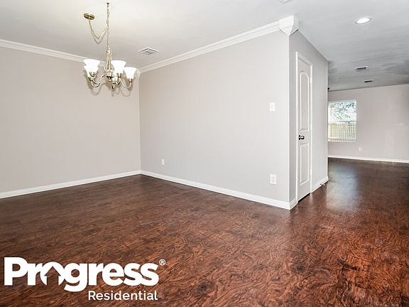 5th image of 2613 Redwood St