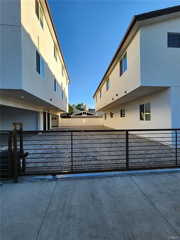 4 bed, 1750 sqft, $3,755 — Photo 2