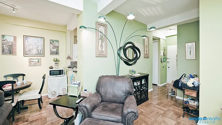 Sold by Moda Realty | media 5