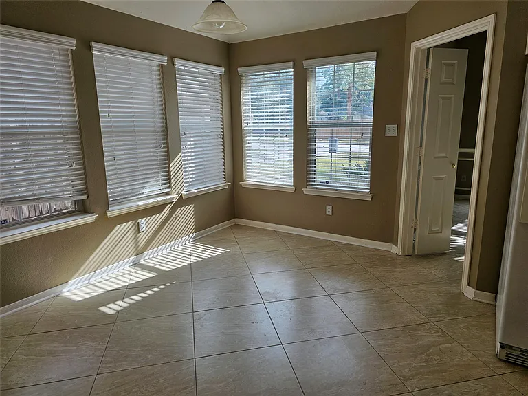 27182 Kings Manor Dr S — Photo 14