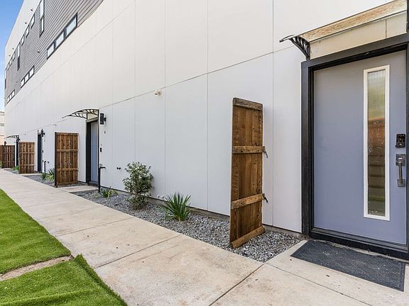 3rd image of 4223 Delano Pl #105