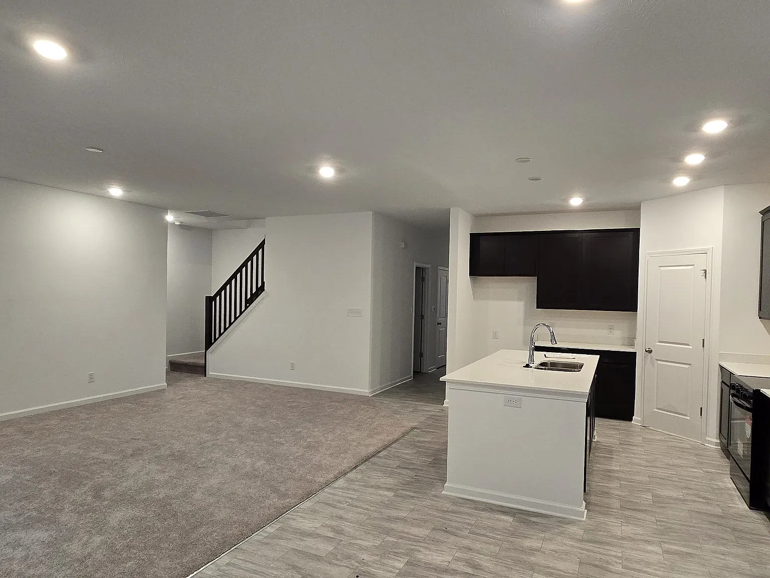 4 bed, 2527 sqft, $2,700 — Photo 3