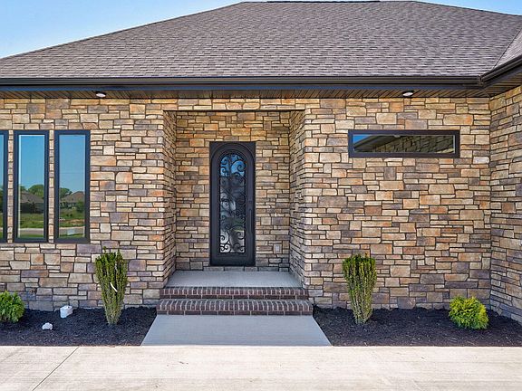 5th image of 1758 E Peartree Drive