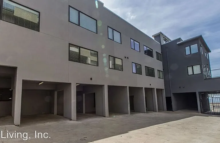 1824 Lakeshore Avenue — Photo 35