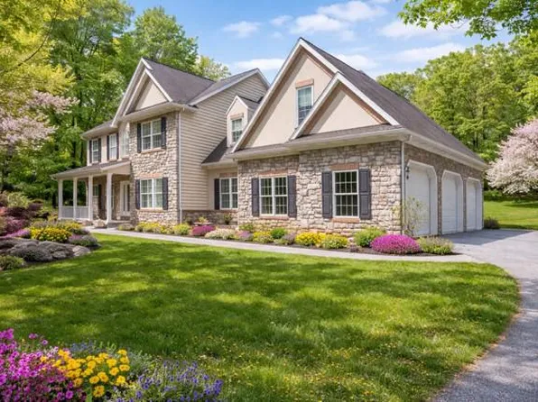 304 Iron Valley Dr, Lebanon, PA 17042