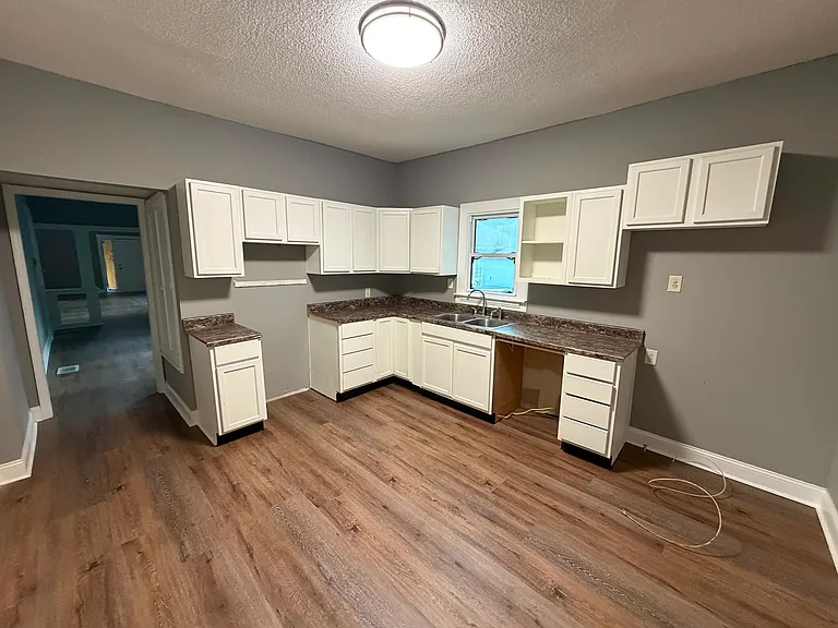 250 S Sherman Dr — Photo 15