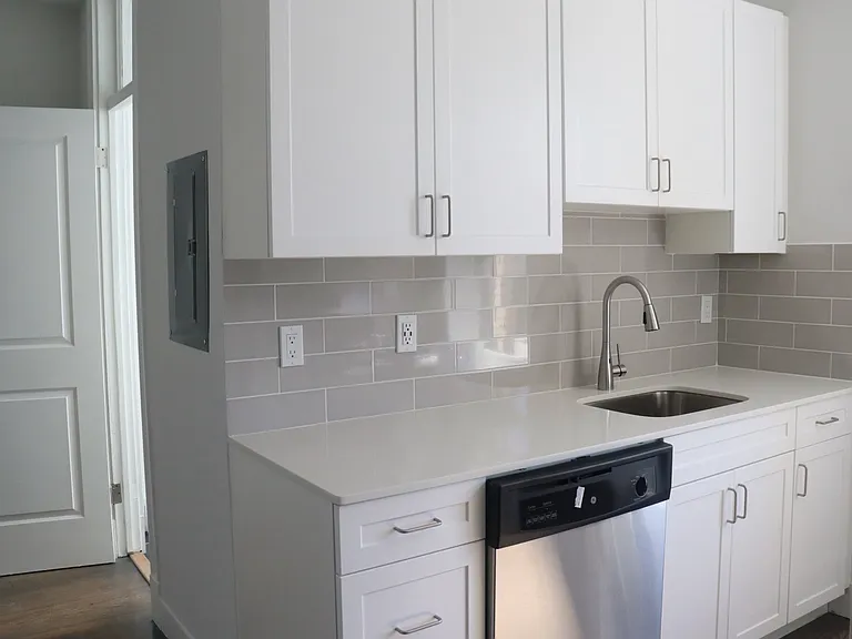 19 Queensberry St #4 — Photo 8