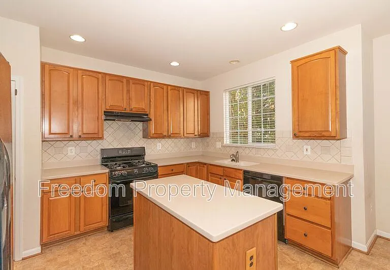 6758 Sutton Oaks Way — Photo 35