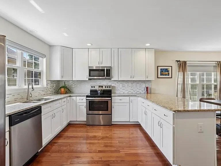 744 Garibaldi St SW — Photo 6