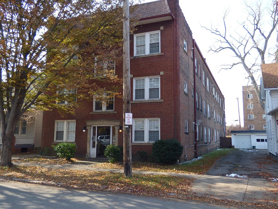 16 unit building between Lake and Detroit.