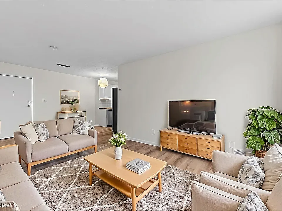 2 bed, $1,400 — Photo 2