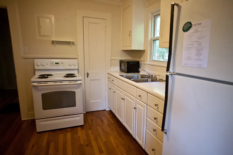 Walk downtown from a 2-bedroom home! — Photo 4