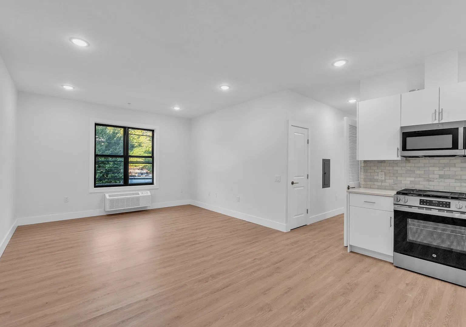 Brand-New Luxury Apartments — Photo 1