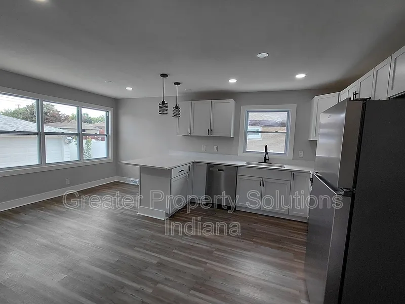 4 bed, 2.0 bath, 2552 sqft, $2,450 — Photo 4