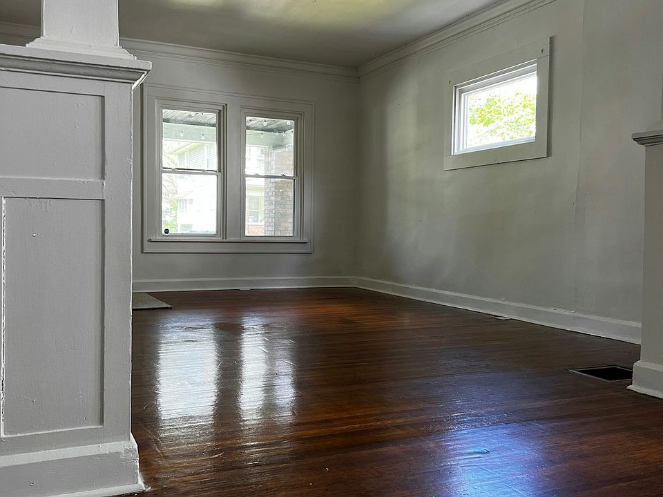 1st image of 3127 N Kenwood Ave #3129