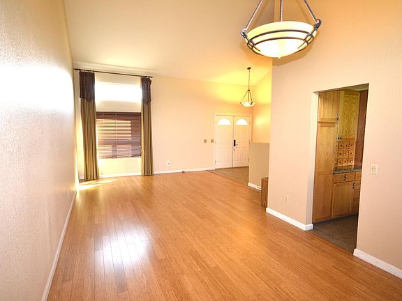 Living Room / formal dining room