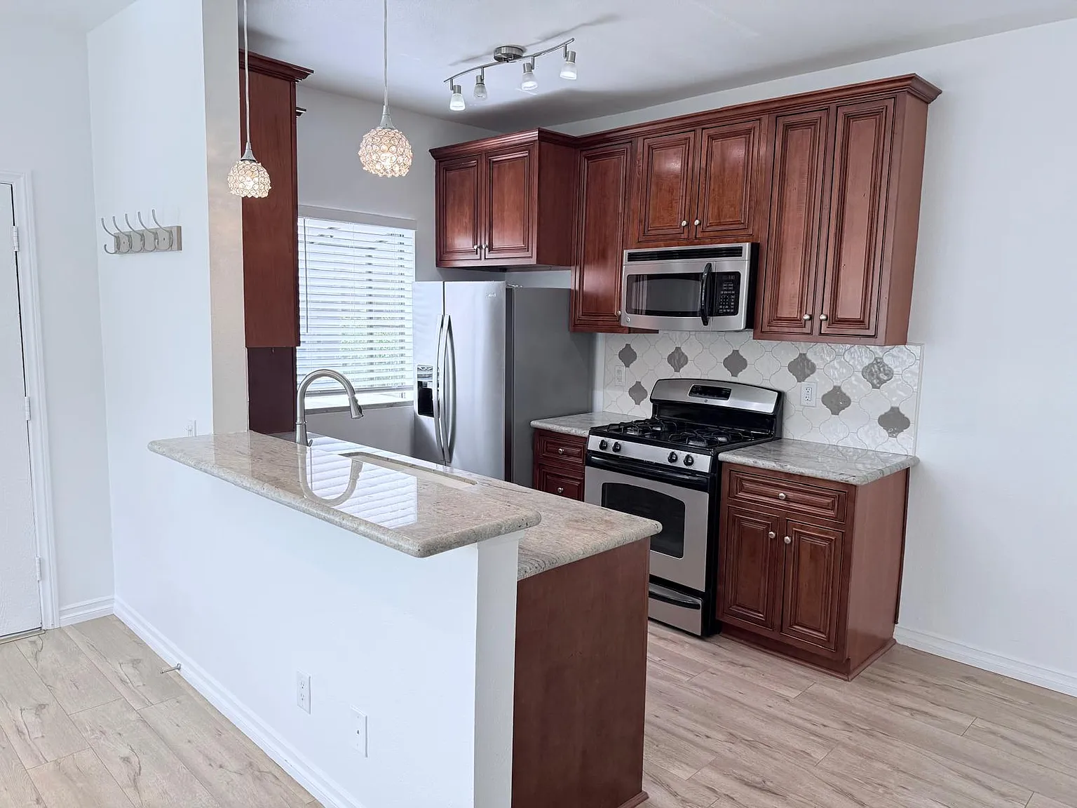 3 bed, 2.5 bath, 1200 sqft, $3,200 — Photo 3