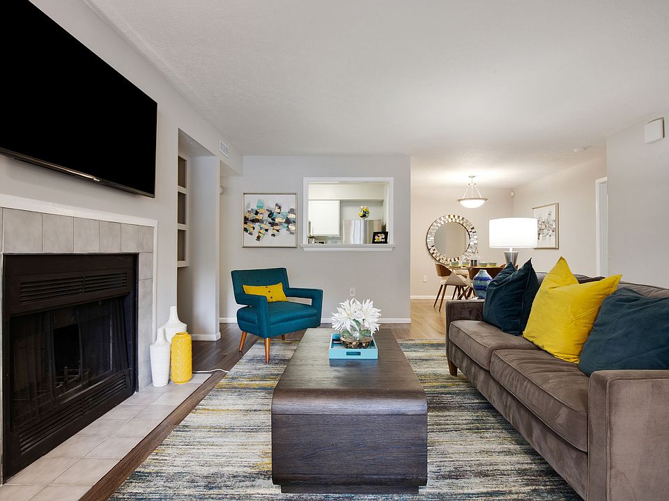 Seamlessly Connected Living & Dining