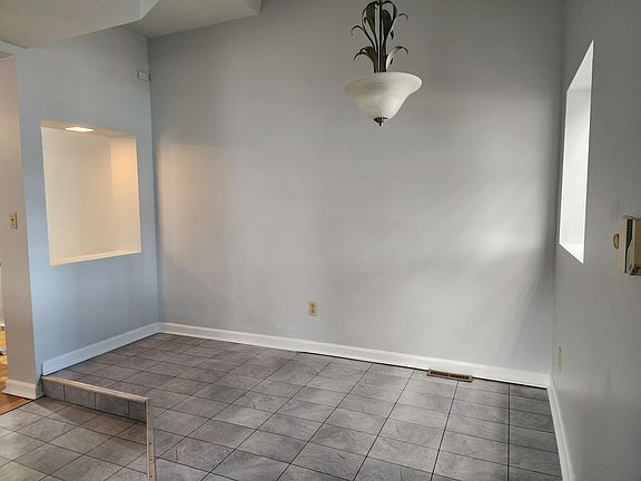 2nd image of 932 W 4th St #1FR