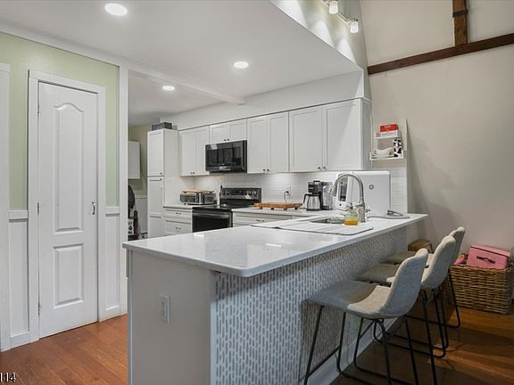 3rd image of 7 Glen Dr