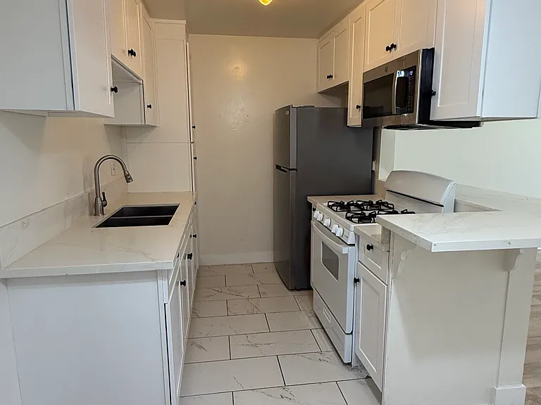 5333 Riverton Ave — Photo 1