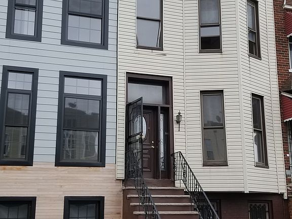 2nd image of 2058A Pacific St
