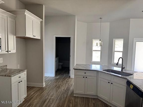 3rd image of 15349 Lakeview Ct