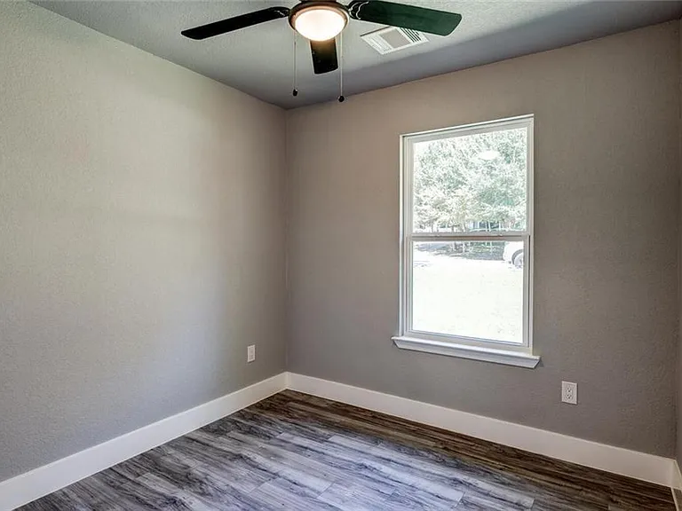 2321 Lakehurst Dr — Photo 13