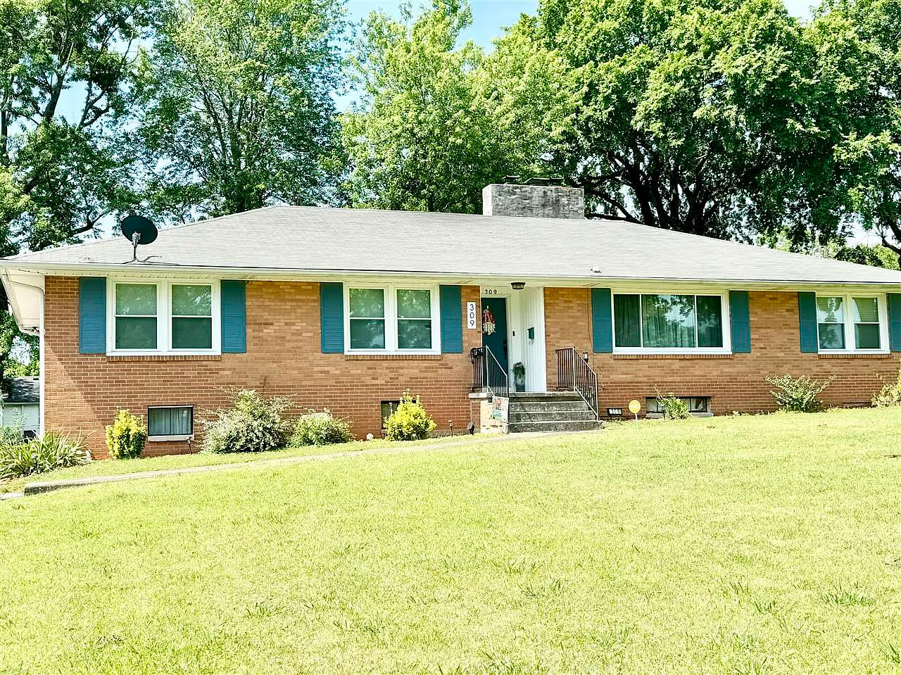 309 Vernon Ave photo 1