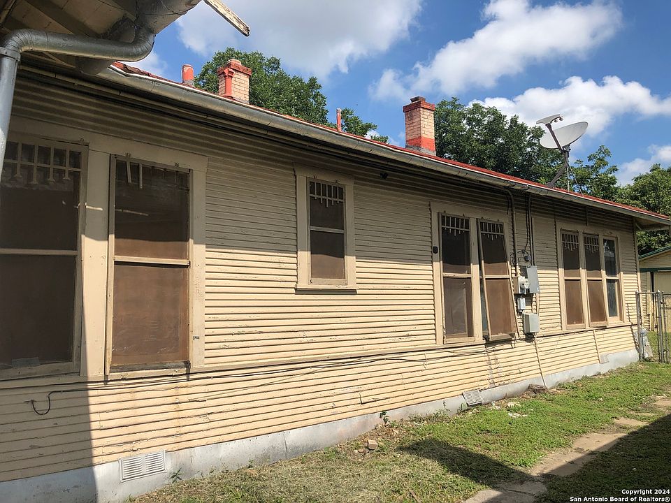 2nd image of 615 E EVERGREEN ST