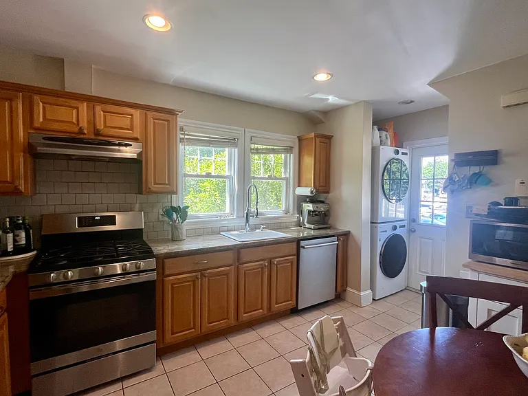 33 Bancroft St #33 — Photo 7