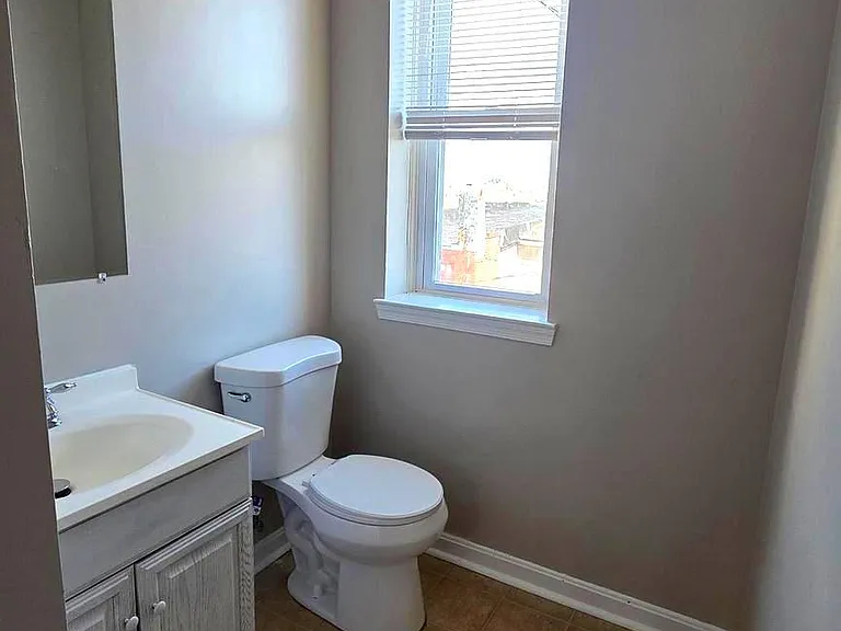 539 N Luzerne Ave — Photo 13