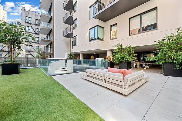 Rented by REAL New York | media 21