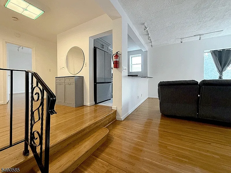 1 bed, 1.0 bath, $1,800 — Photo 2