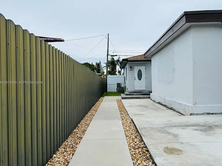 1221 SW 76th Ct — Photo 5