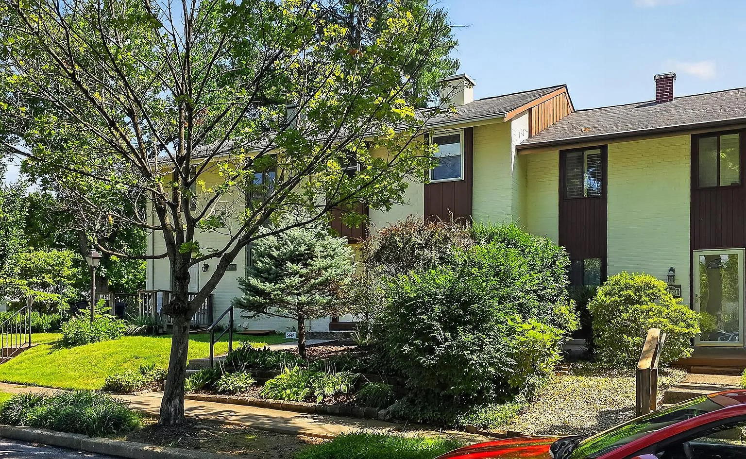 3 bed, 2.5 bath, 1380 sqft, $2,300 — Photo 3