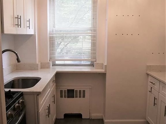 4th image of 60 Knolls Cres APT 1F