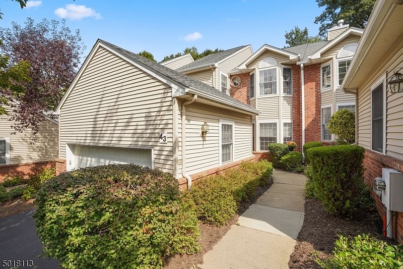 1st image of 43 Leonard Ter #69