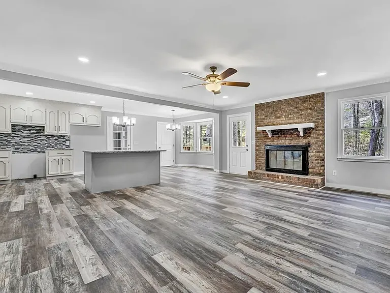 1011 Chestnut Ct — Photo 2