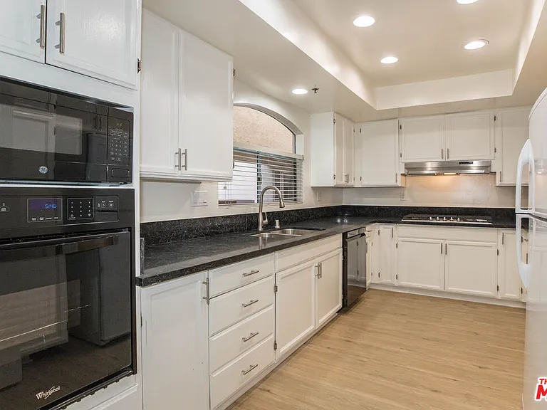 410 S Barrington Ave #205 — Photo 11