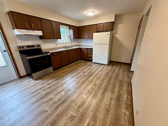 2nd image of 593 Colony Rd #593