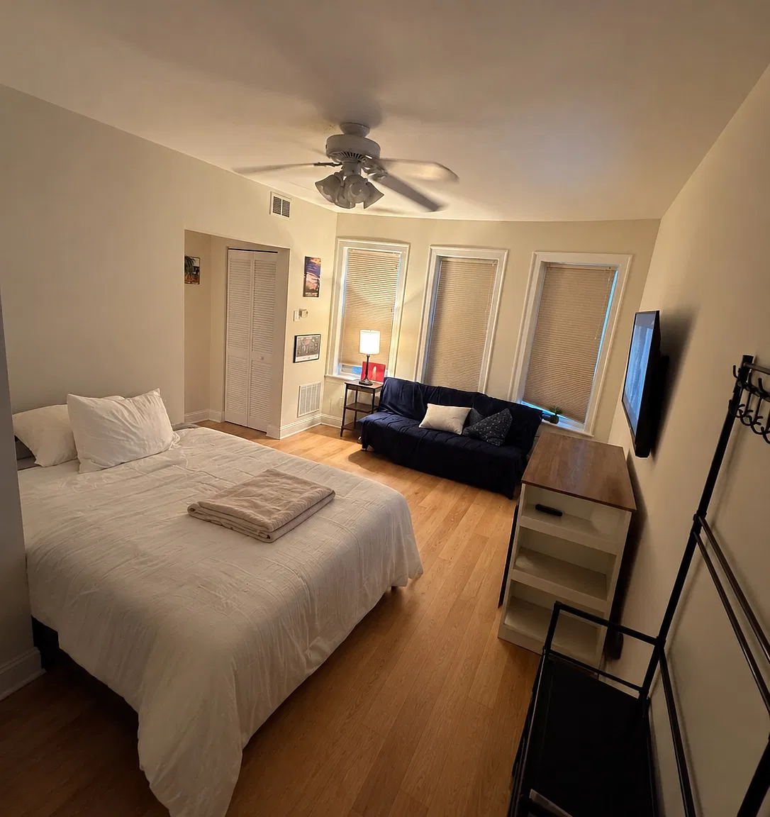 4240 N Clarendon Ave — Photo 2