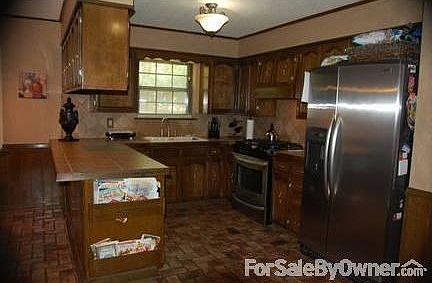 Kitchen : Unique brick floor and high-end gas stove