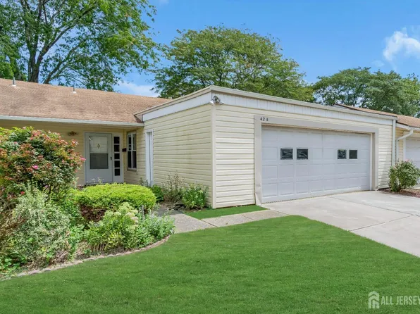 42 Catalpa Plz #B, Monroe Township, NJ 08831