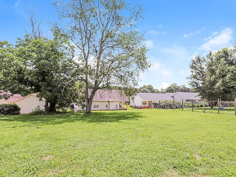 235 Lorraine Dr — Photo 16