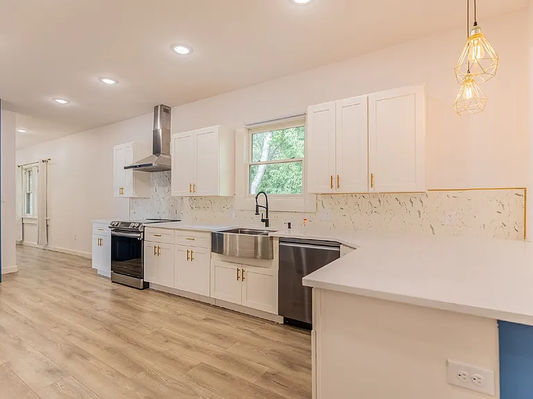 1010 Burnet St — Photo 13